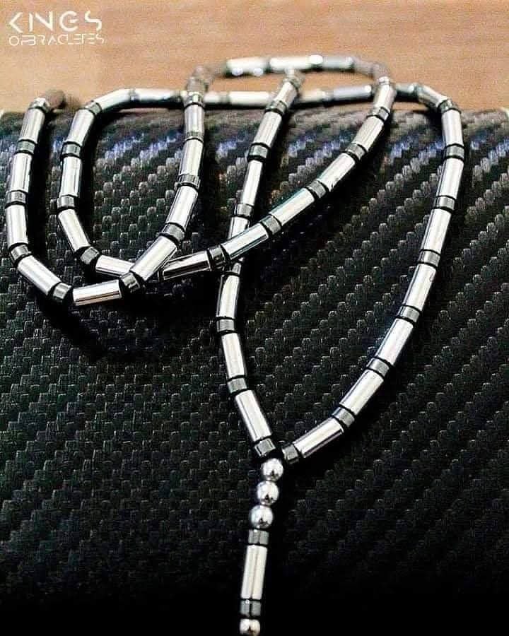 سبحة معدنية فضية أسطوانية بفواصل سوداء