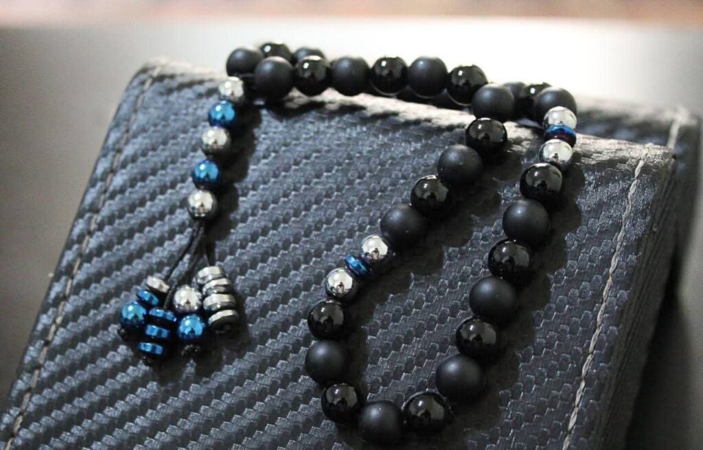 سبحة سوداء مطفية بخرز فضي وأزرق لامع