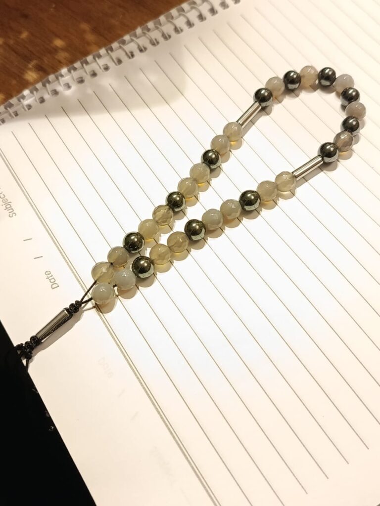 سبحة عقيق كريمي بخرز معدني متبادل