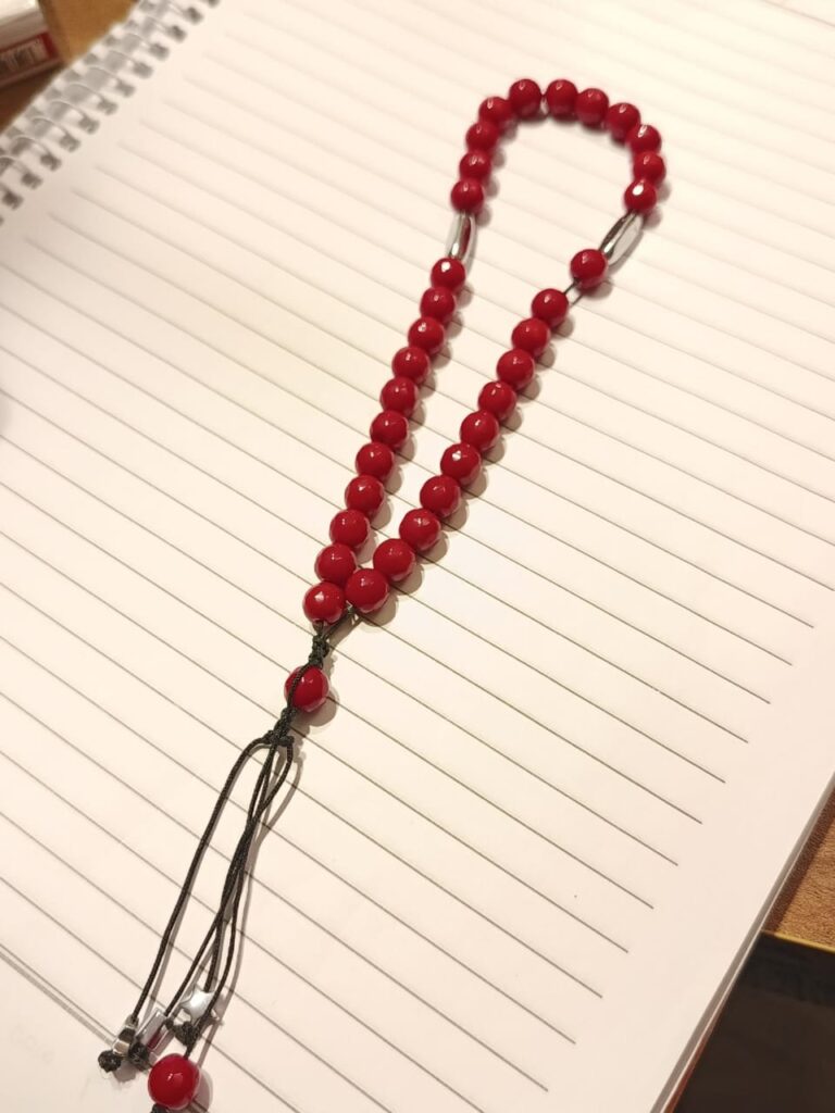 سبحة حمراء لامعة موحدة التصميم
