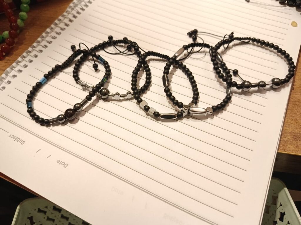 طقم حظاظات أسود مطفي بفواصل فضية